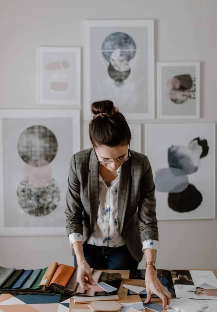 alt="Iza Gemzała w swojej pracowni projektowej"